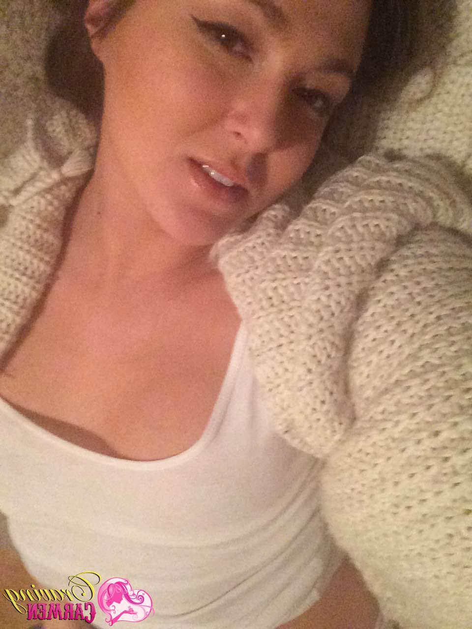 20P Craving Carmen gets naked and takes selfies in bed