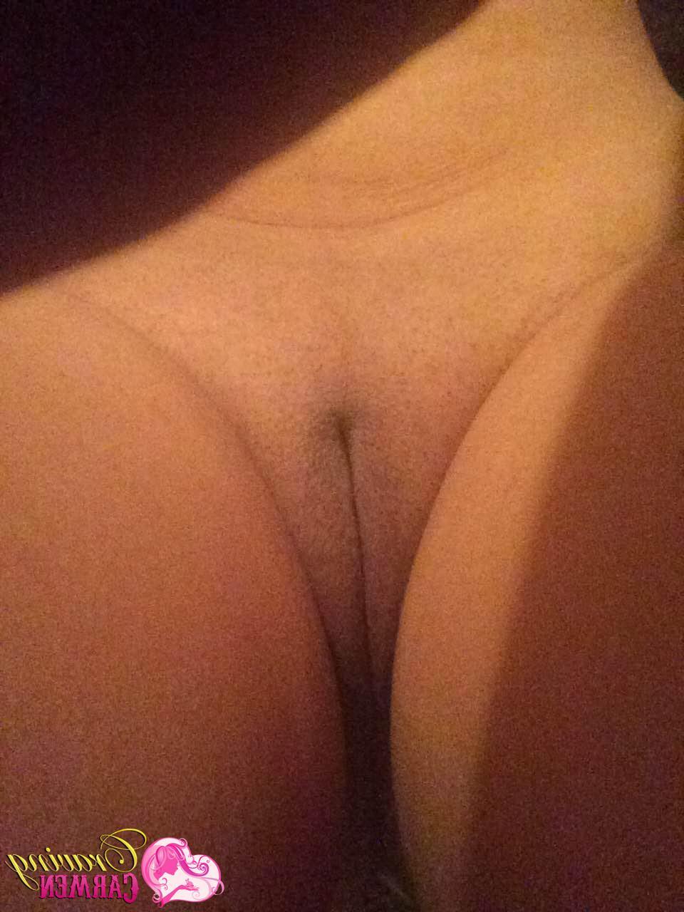 20P Craving Carmen gets naked and takes selfies in bed