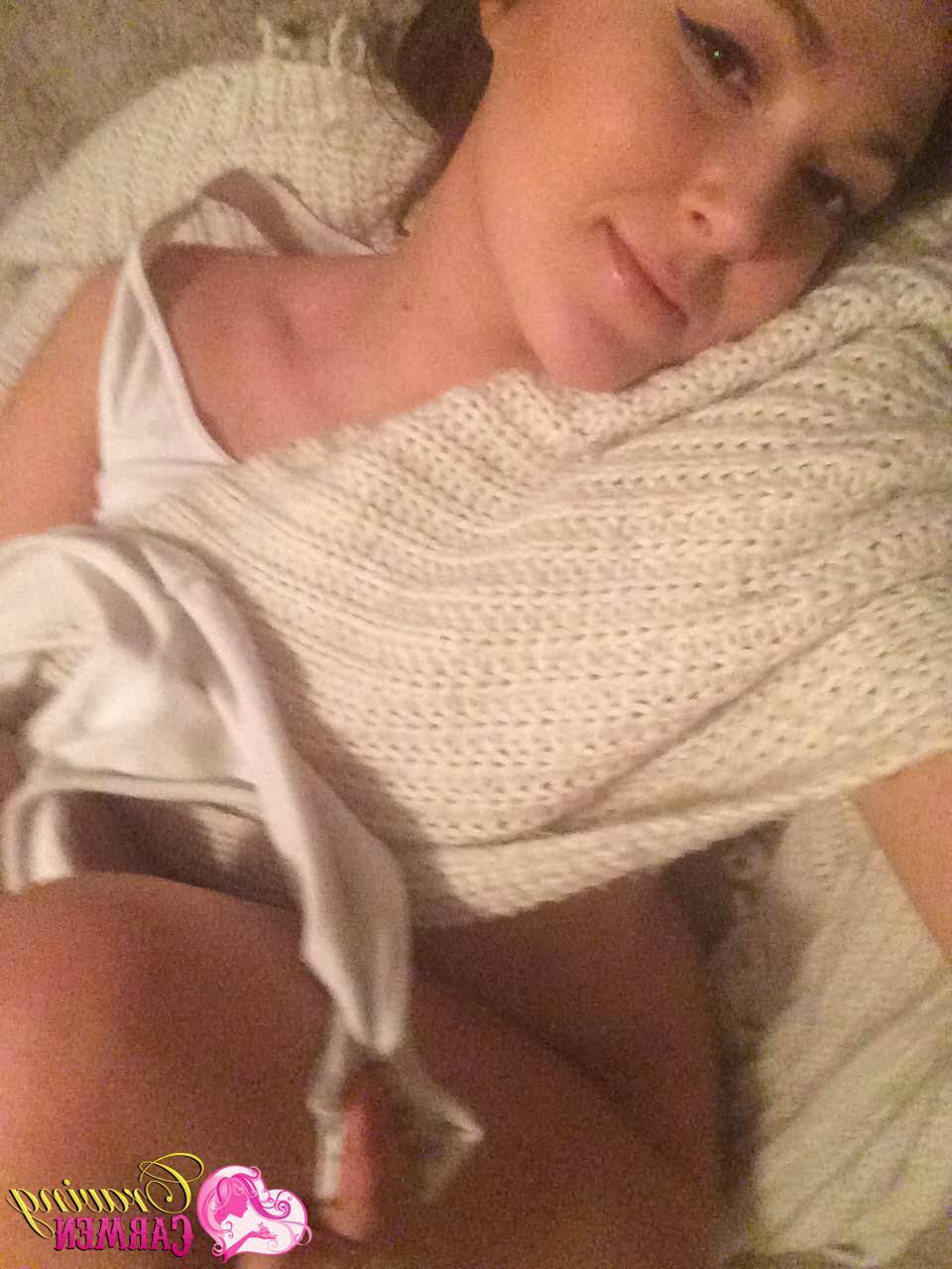 20P Craving Carmen gets naked and takes selfies in bed