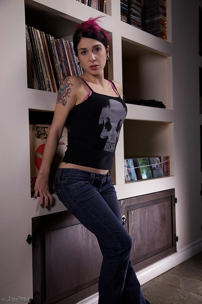 16P Amateur milf babe Joanna Angel shows off her ass in tight jeans