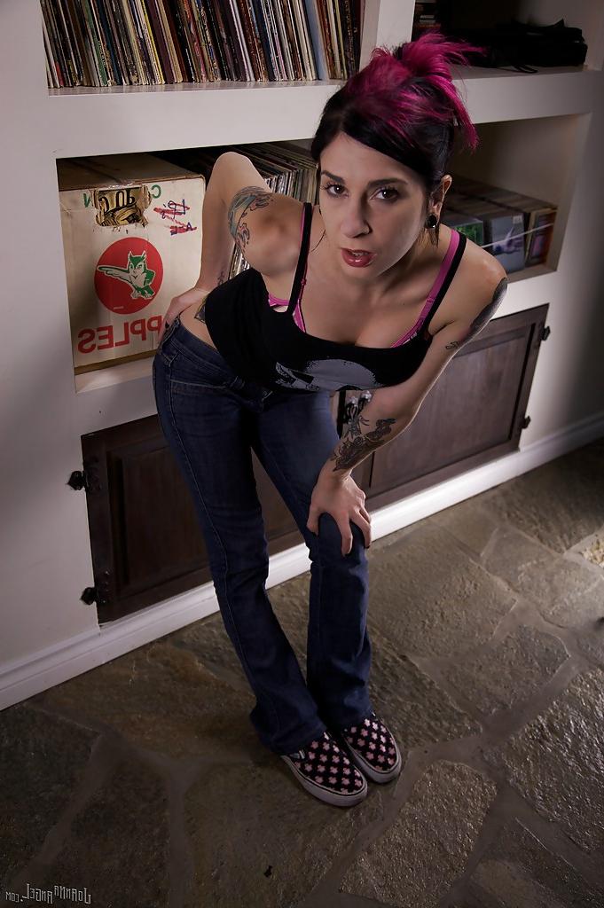 16P Amateur milf babe Joanna Angel shows off her ass in tight jeans