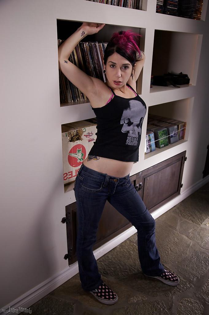 16P Amateur milf babe Joanna Angel shows off her ass in tight jeans