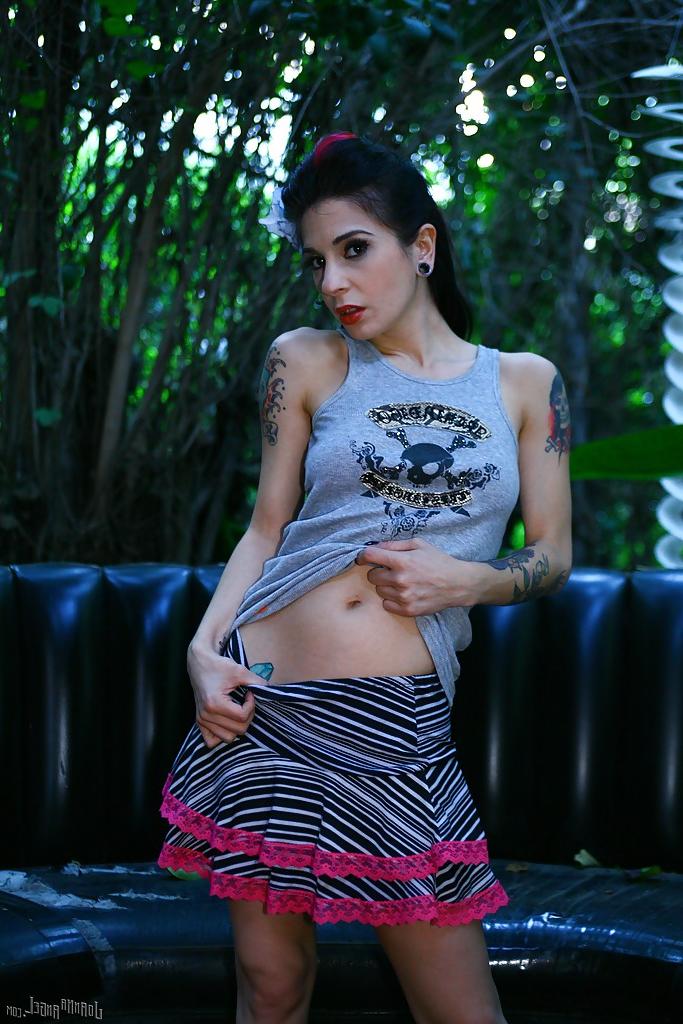 16P Milf babe with sexy tattoos Joanna Angel takes part in amateur posing scene