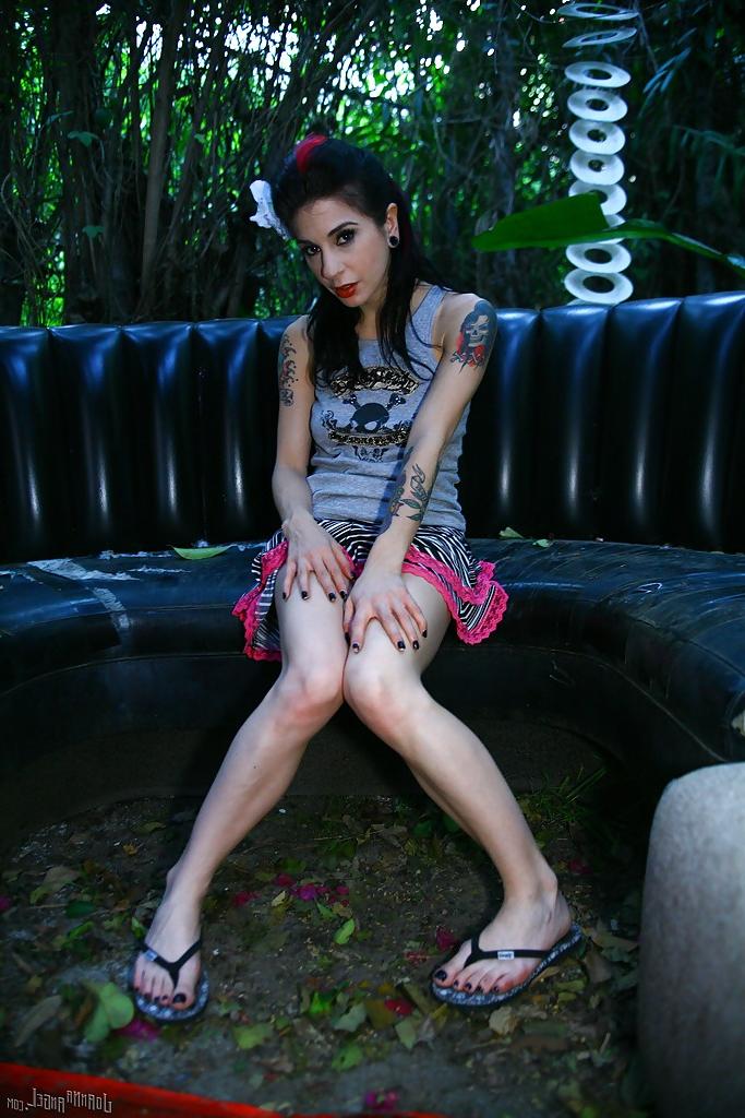 16P Milf babe with sexy tattoos Joanna Angel takes part in amateur posing scene