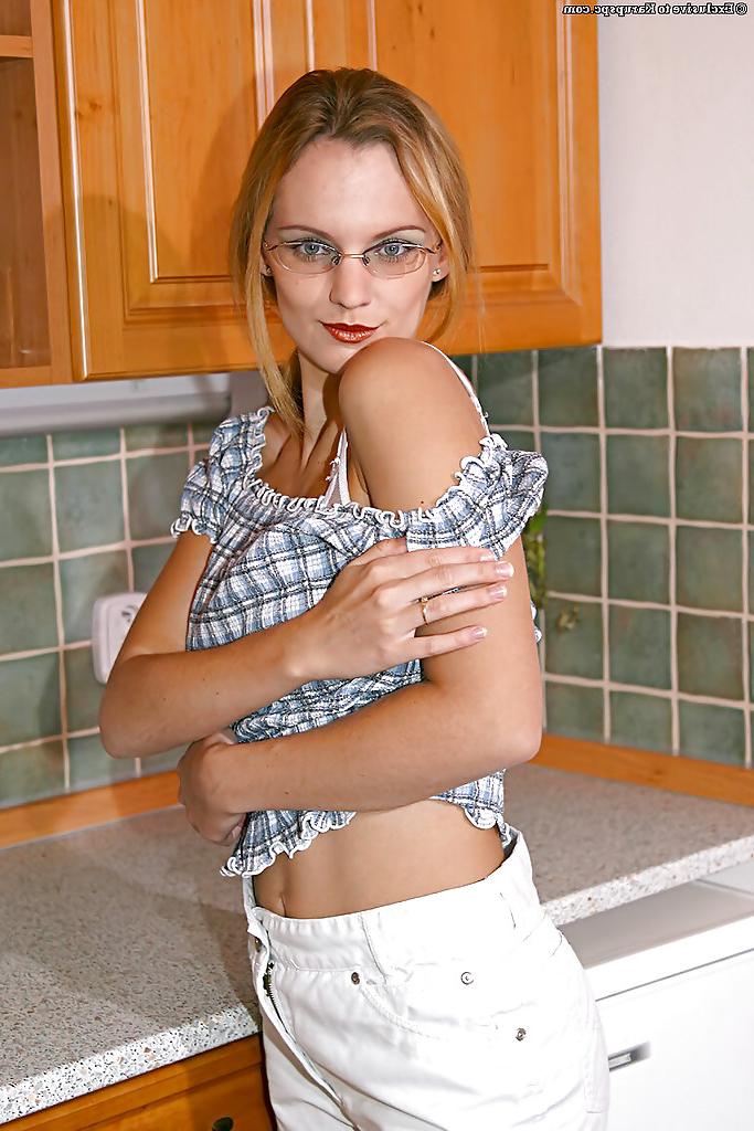 16P Bitchy amateur teen babe in glasses Misty spreads her fish tank
