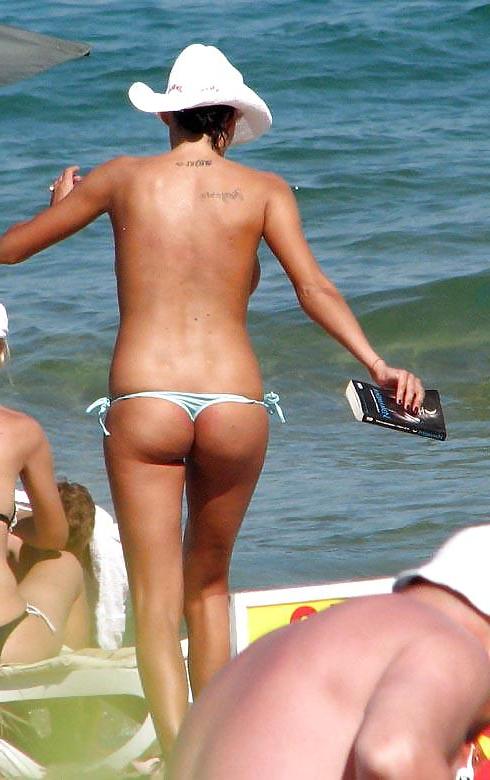 25P Bulgarian amateur girls at the beach