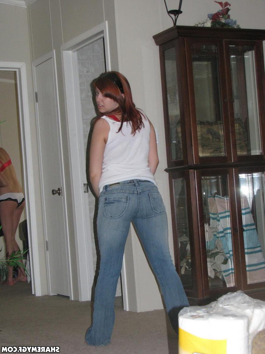20P Two amateur coeds get naughty at home