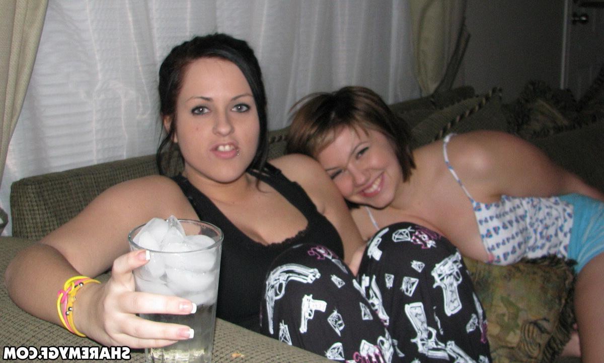 20P Two amateur coeds get naughty at home