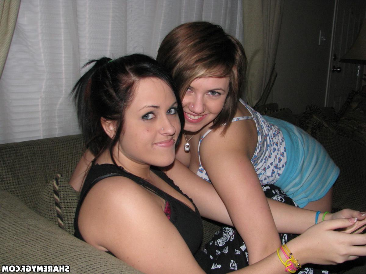 20P Two amateur coeds get naughty at home