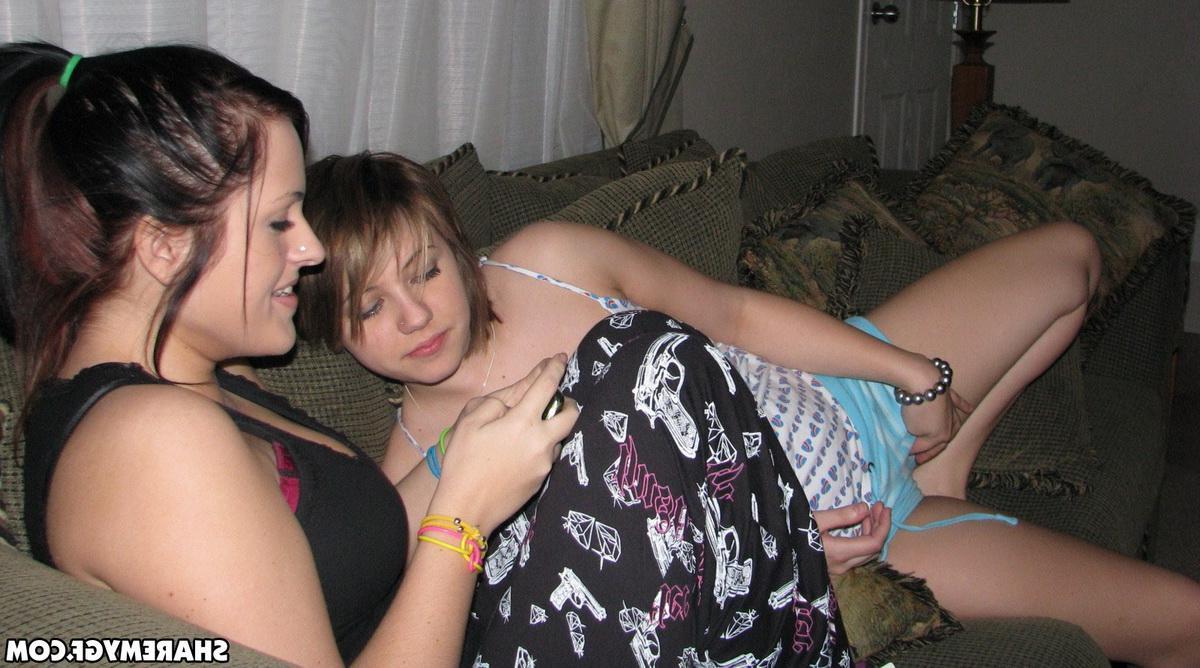 20P Two amateur coeds get naughty at home