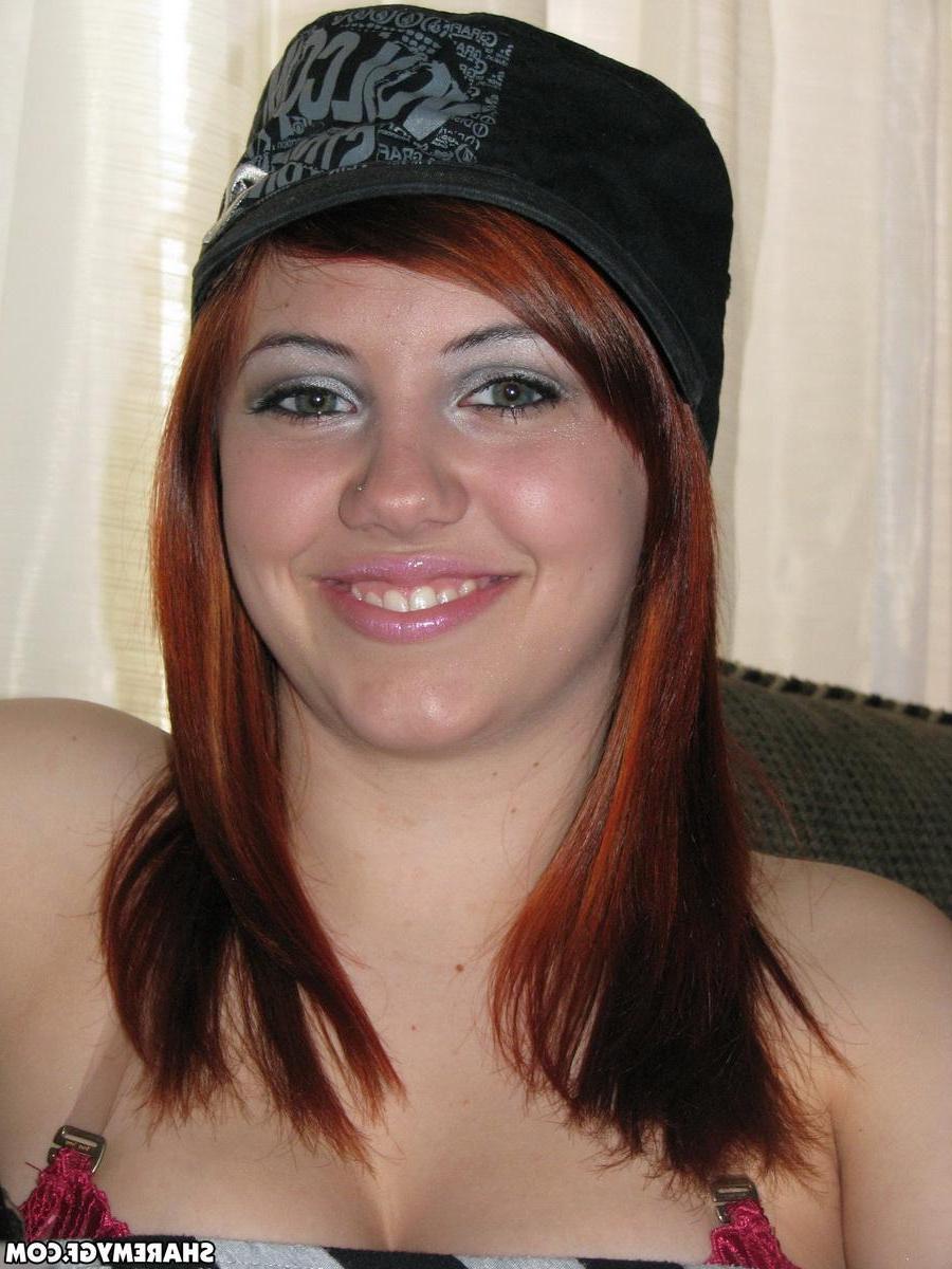 20P Two amateur coeds get naughty at home