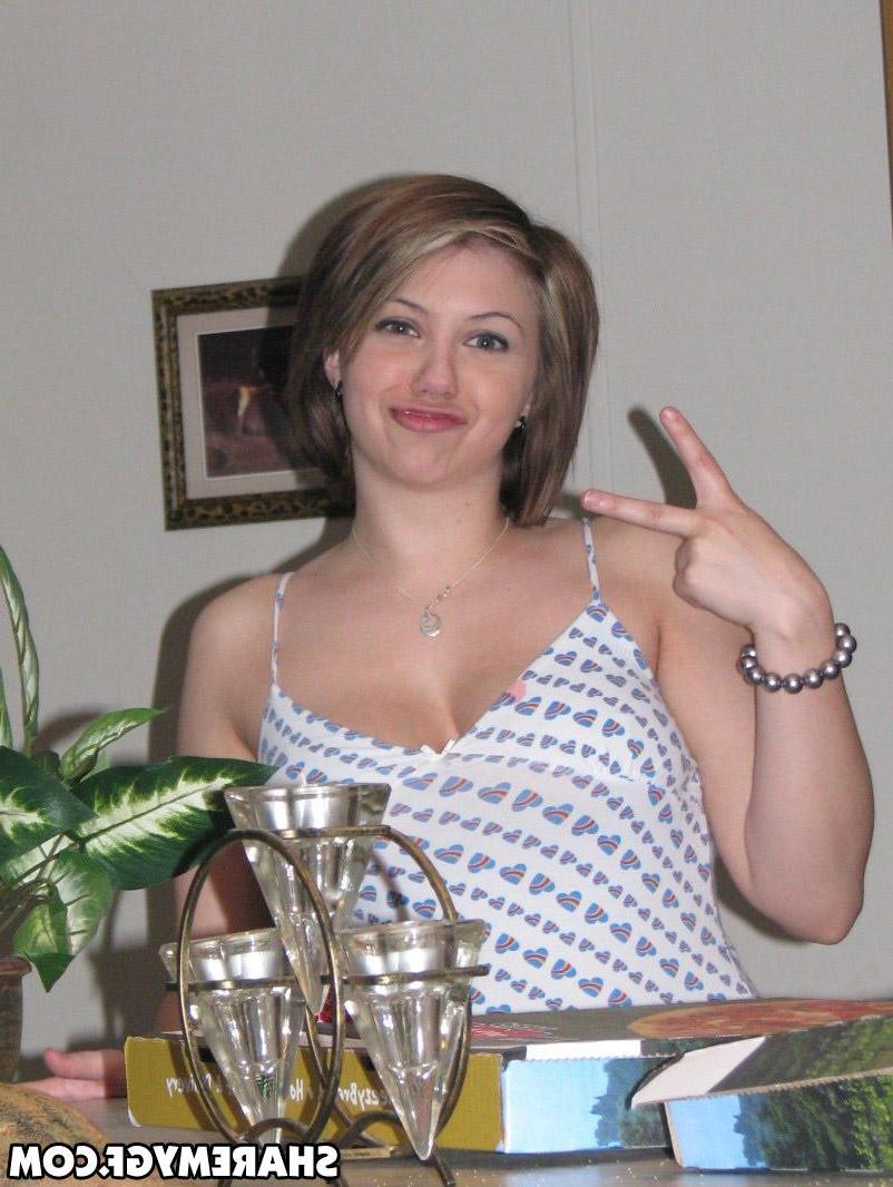 20P Two amateur coeds get naughty at home