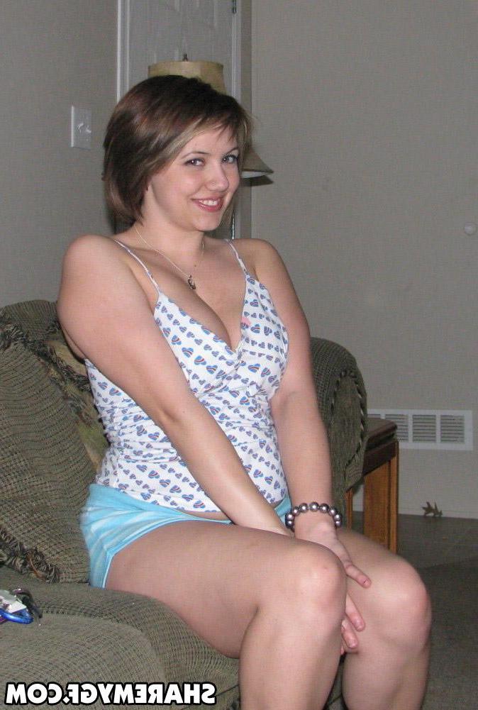 20P Two amateur coeds get naughty at home