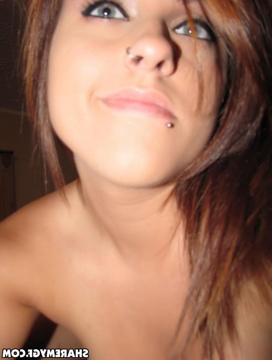 20P Busty girlfriend Roxy shows off her round boobs on cam