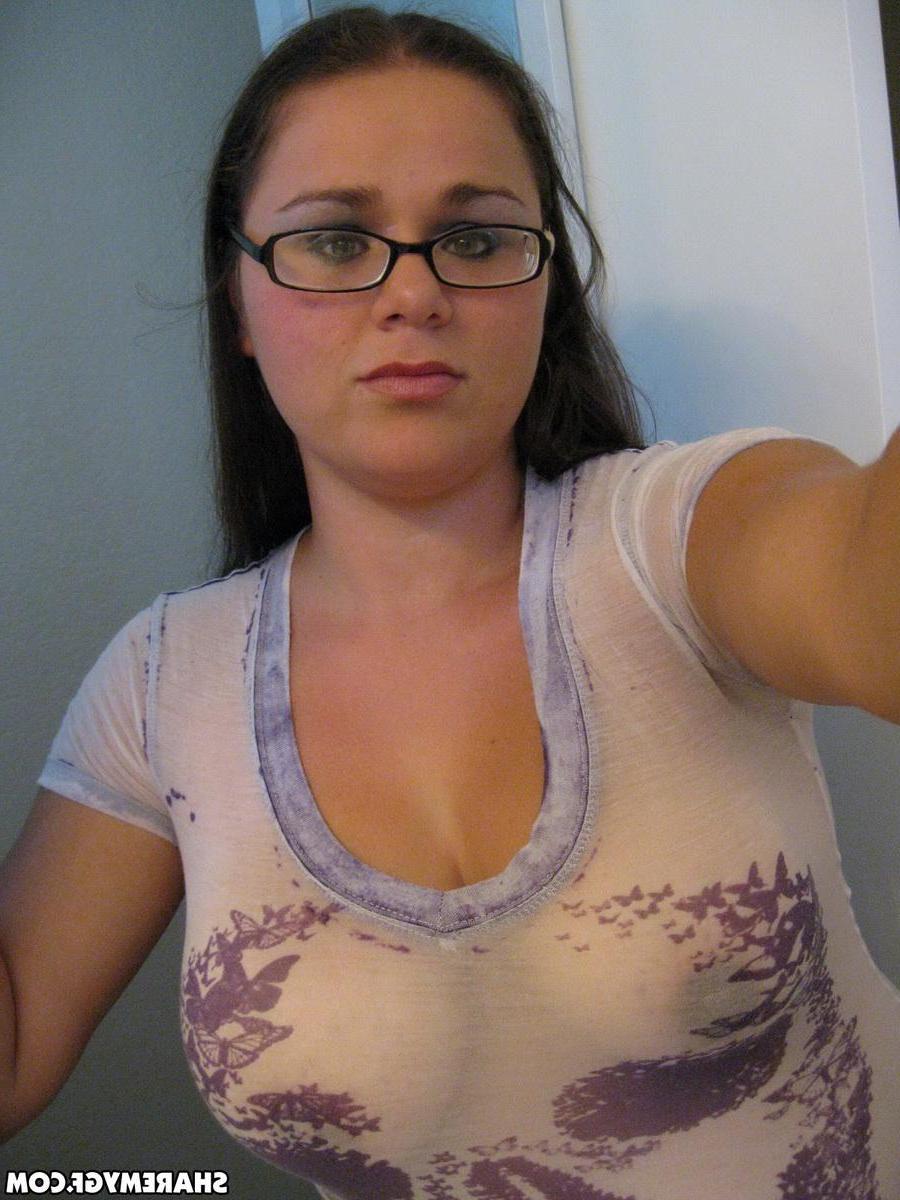 12P Chubby girlfriend takes selfshot pictures in the mirror