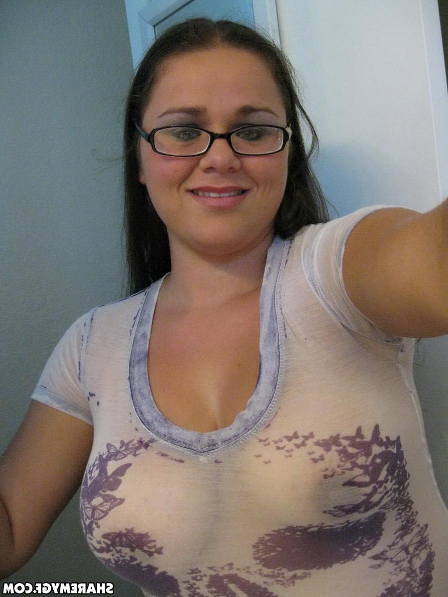 12P Chubby girlfriend takes selfshot pictures in the mirror