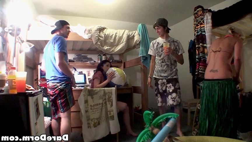 12P Amateur college girls get their fuck on in the dorm
