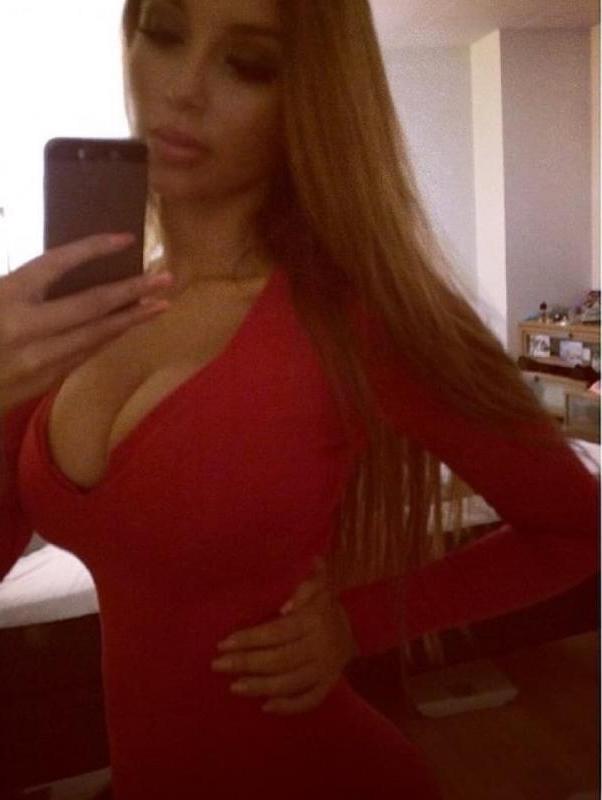 10P Busty amateur babes show off their fine breasts in selfies
