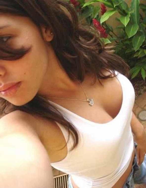 16P Pictures of amateur girlfriends with big tits showing off
