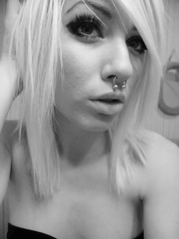 10P Hot amateur scene babes posing sexy for their cameraphones