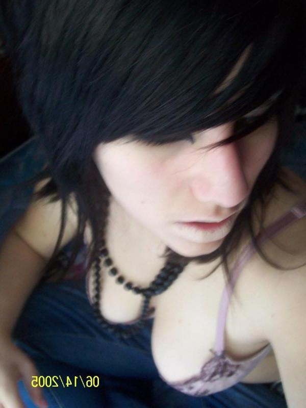 10P Hot amateur scene babes posing sexy for their cameraphones