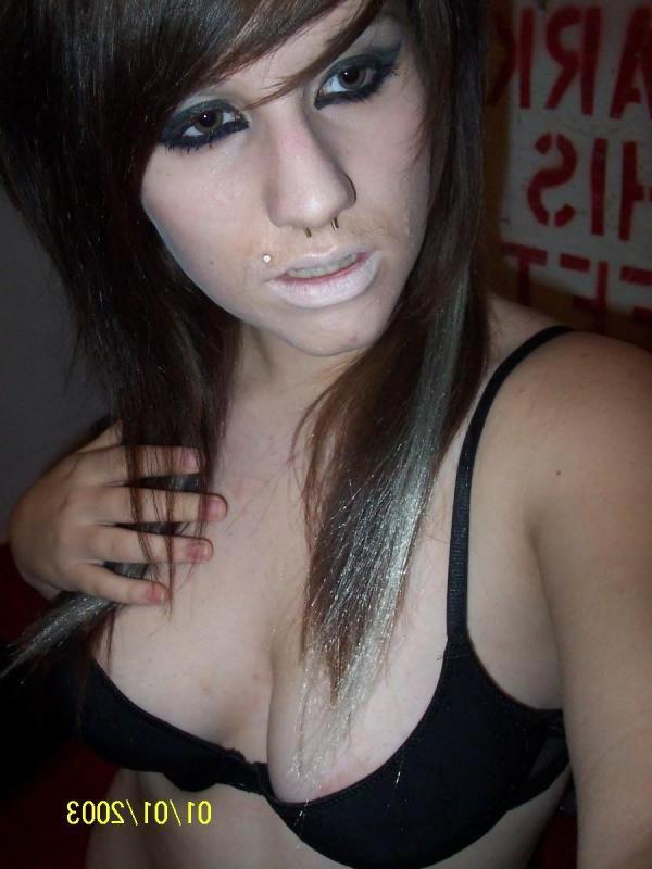 10P Hot amateur scene babes posing sexy for their cameraphones