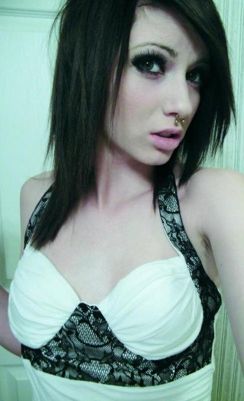 10P Hot amateur scene babes posing sexy for their cameraphones
