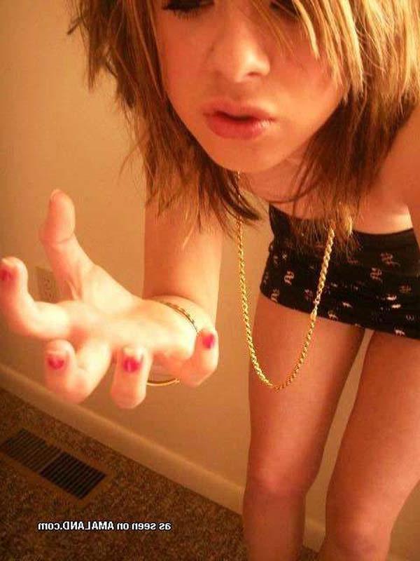 15P Picture set of amateur lovely rocker hotties posing