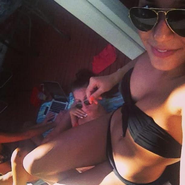 10P Hot amateur coeds show off their gorgeous bodies in bikinis