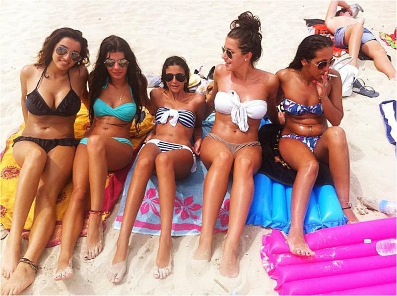 10P Hot amateur coeds show off their gorgeous bodies in bikinis