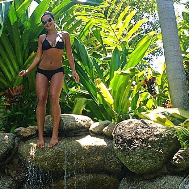 10P Hot amateur coeds show off their gorgeous bodies in bikinis