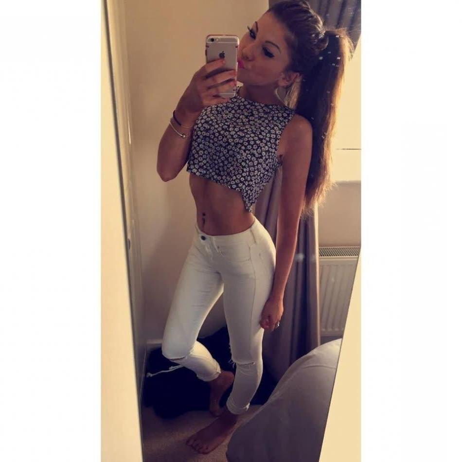 14P Hot amateur babes show off their tight bodies in selfies