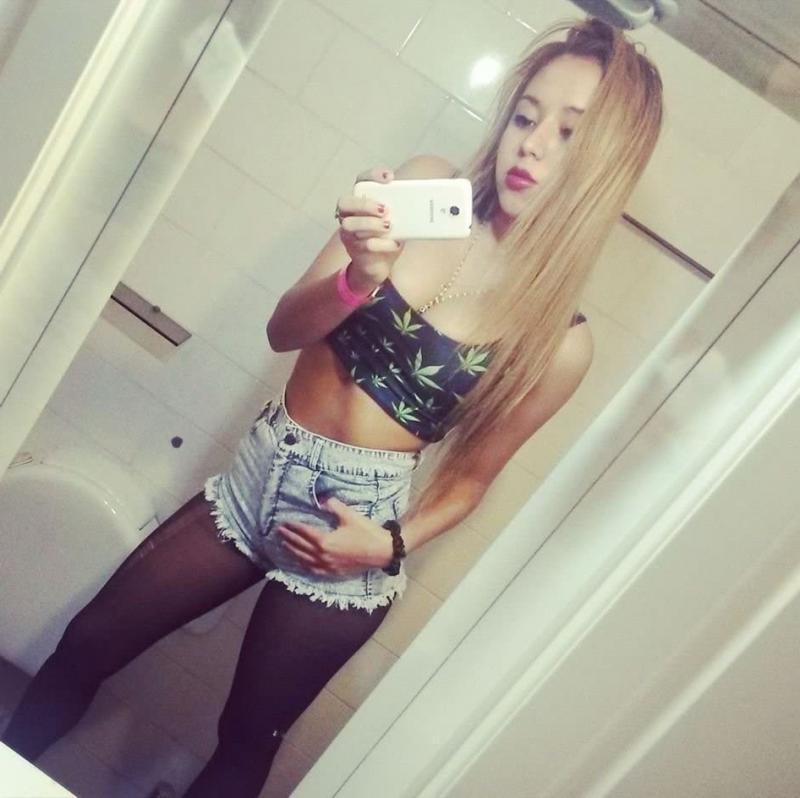 14P Hot amateur babes show off their tight bodies in selfies