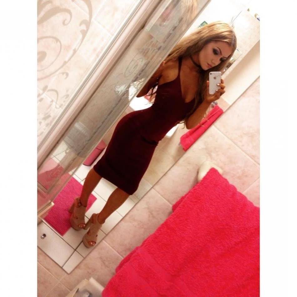 14P Hot amateur babes show off their tight bodies in selfies