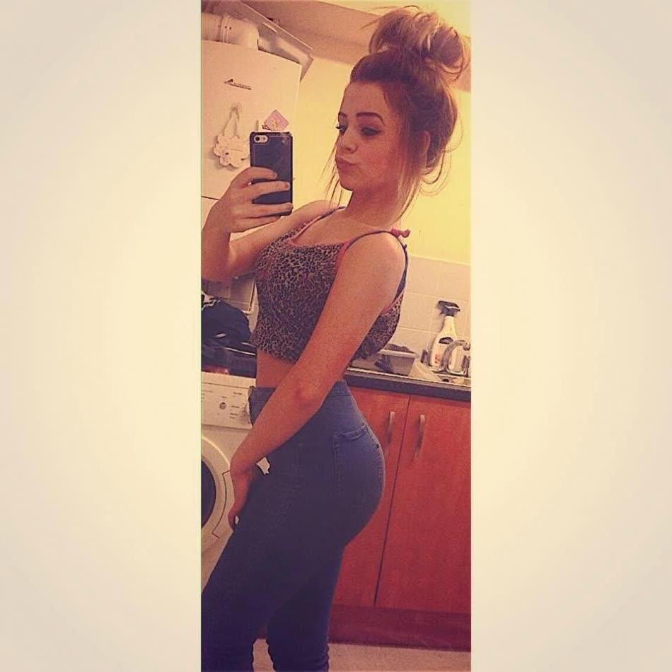14P Hot amateur babes show off their tight bodies in selfies