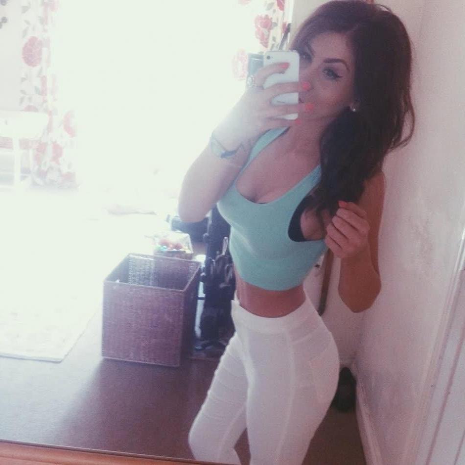 14P Hot amateur babes show off their tight bodies in selfies
