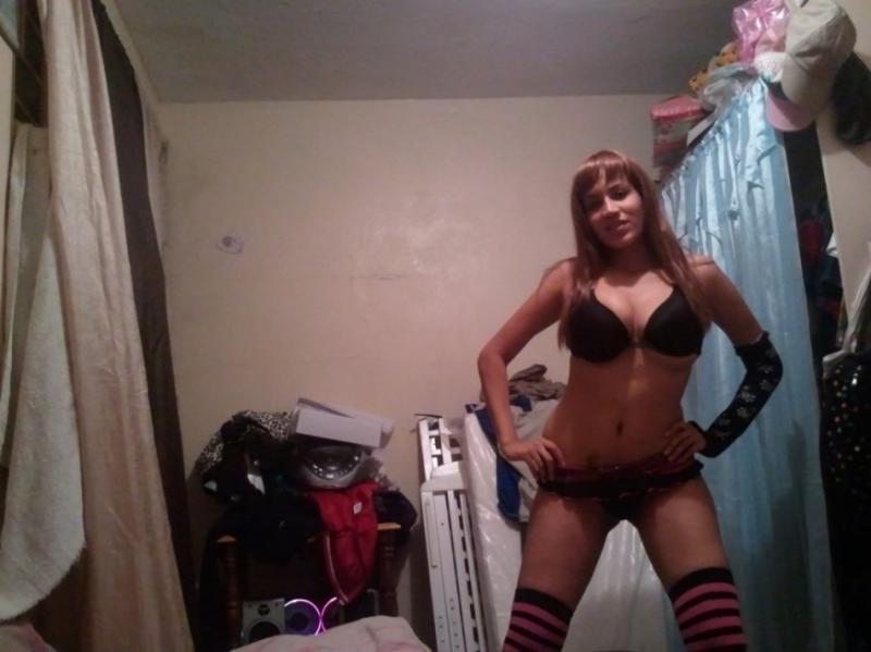 10P Amateur babe teases on cam while posing in black lingerie