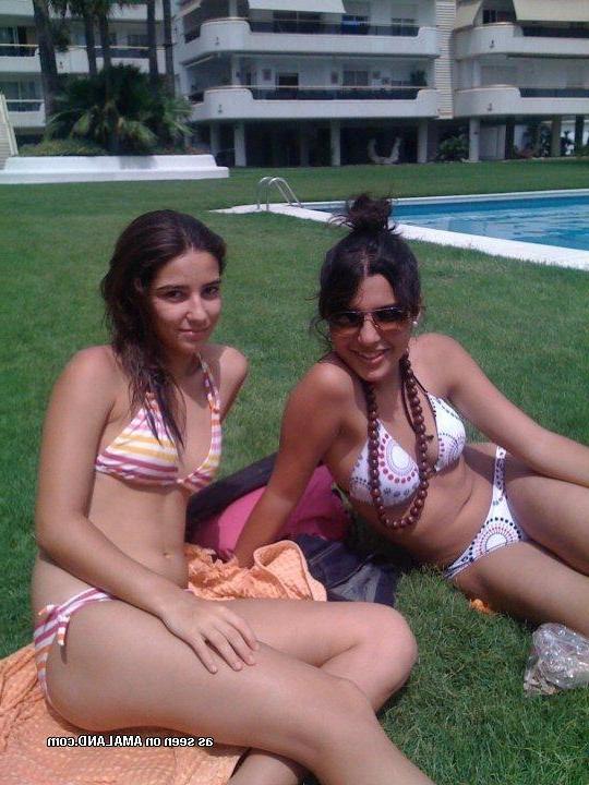 14P Sexy amateur girlfriends teasing on cam in bikinis