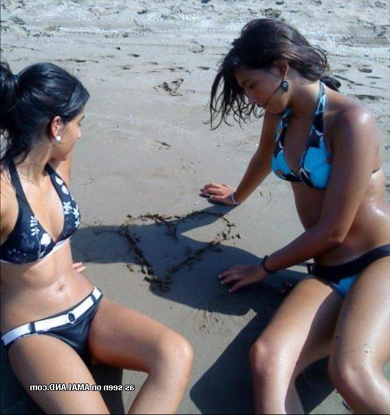 14P Sexy amateur girlfriends teasing on cam in bikinis