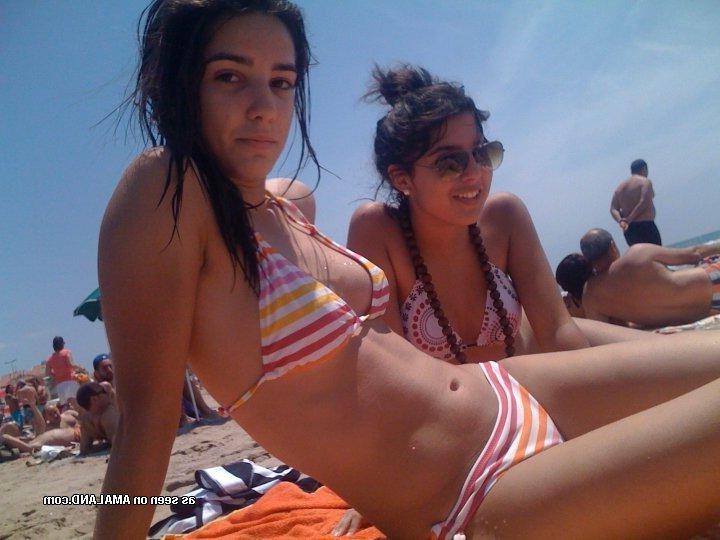 14P Sexy amateur girlfriends teasing on cam in bikinis