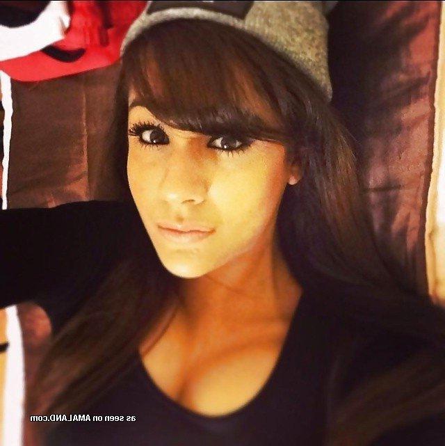 14P Photos of amateur girlfriends posing sexy on cam