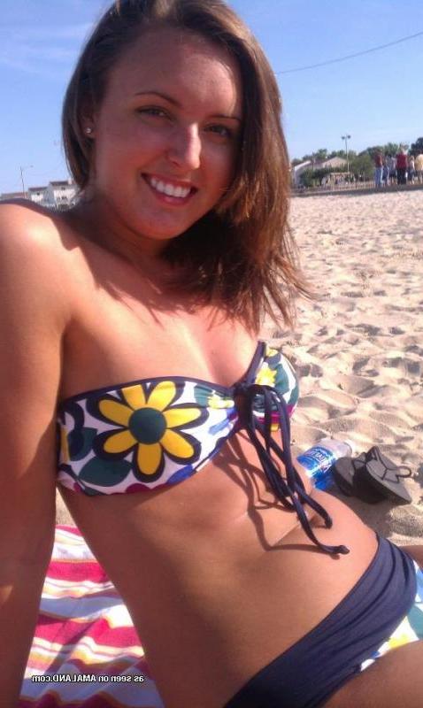 14P Sexy amateur babes posing in non-nude selfpics