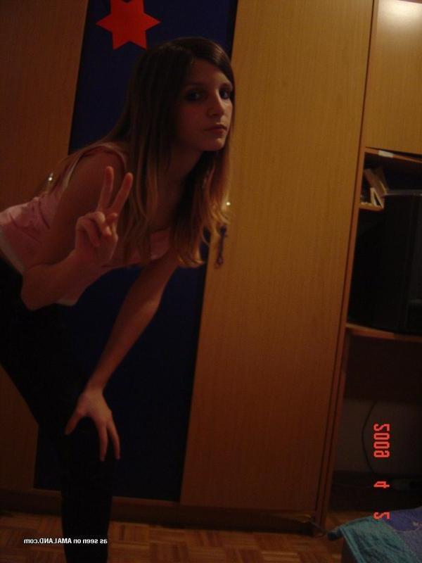 14P Sexy amateur chick camwhoring inside her bedroom