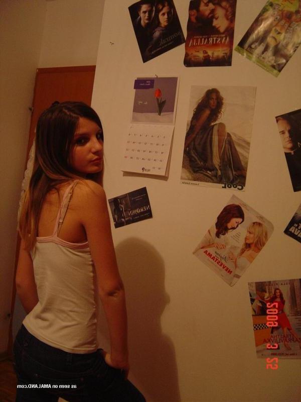 14P Sexy amateur chick camwhoring inside her bedroom