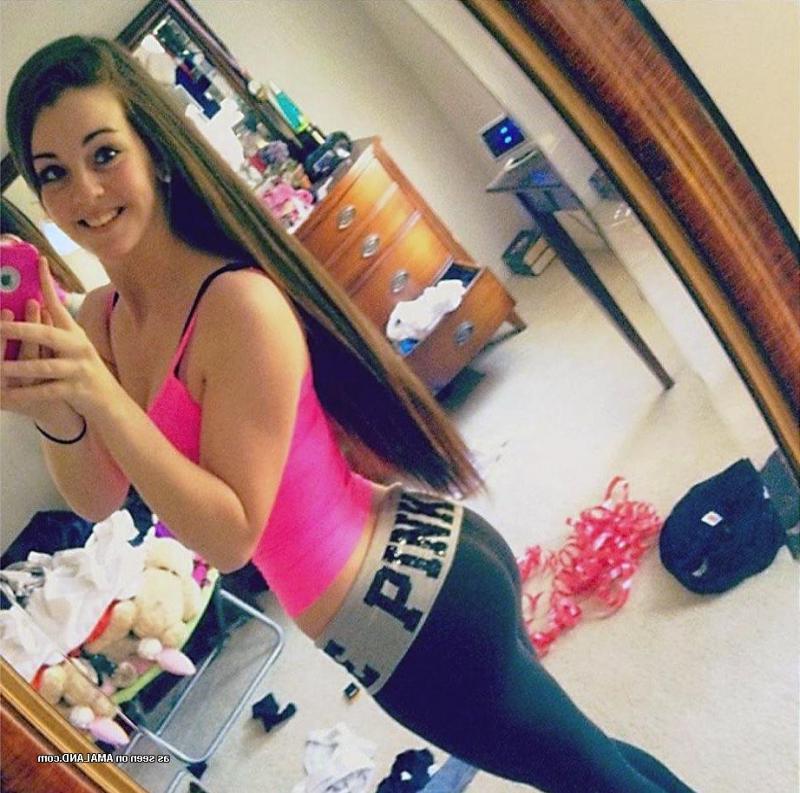 14P Amateur babes posing sexy in this hot photo gallery