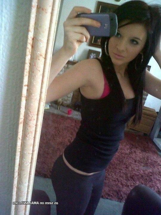 14P Amateur babes posing sexy in this hot photo gallery