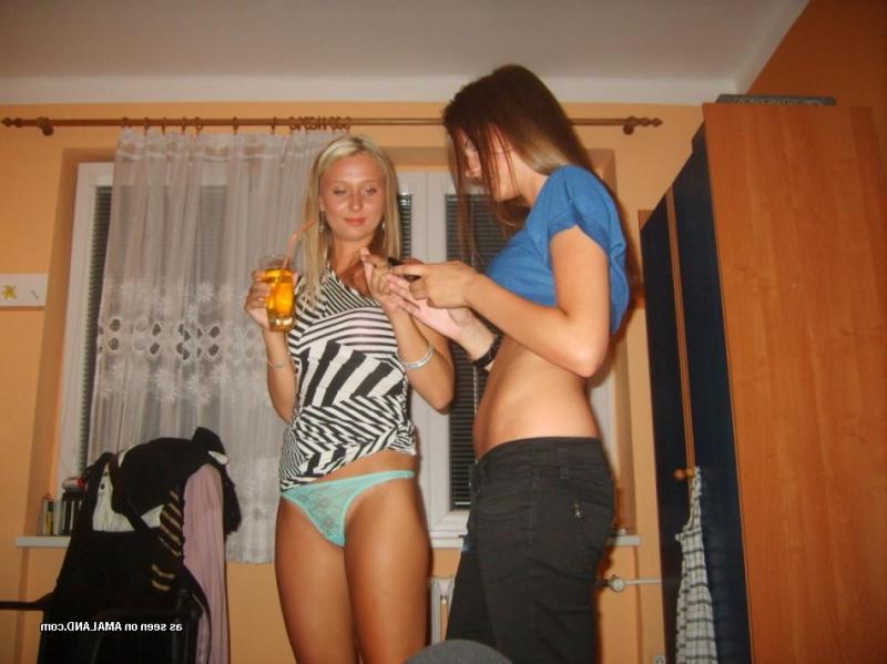 14P Amateur babes posing sexy in this hot photo gallery