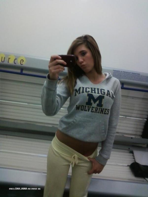 14P Amateur babes posing sexy in this hot photo gallery