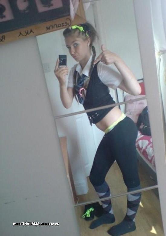 14P Amateur babes posing sexy in this hot photo gallery