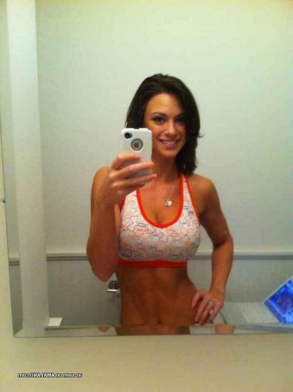14P Amateur babes posing sexy in this hot photo gallery